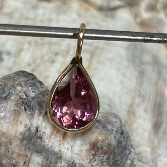 1.6CT Purplish Fuschia Tourmaline Pear Shape  14K Yellow Gold Pendant 14X6mm - Picture 1 of 7